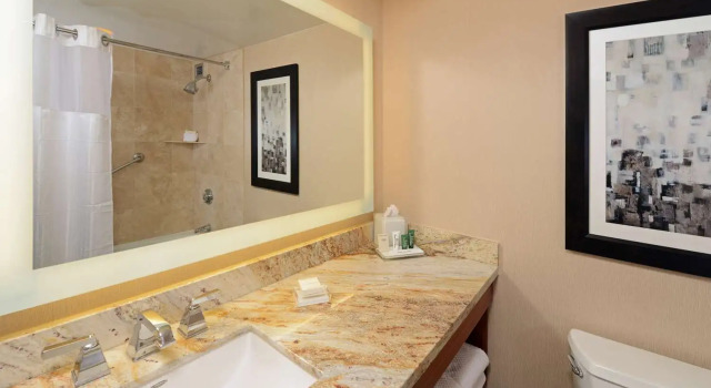 Четырёхместный номер Standard The Inverness Denver, a Hilton Golf & Spa Resort