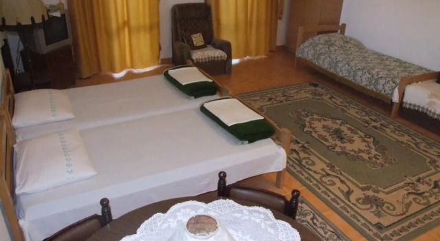 Четырёхместный номер Standard с балконом B&B Lovac Pool & Spa