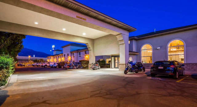 Кровать в общем номере Best Western Timpanogos Inn