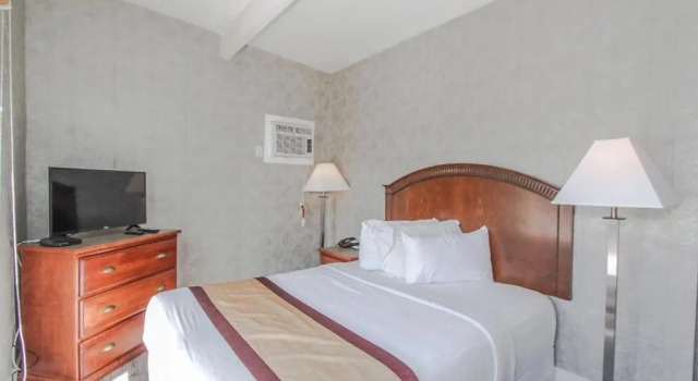 Люкс Deluxe Chinook Value Inn