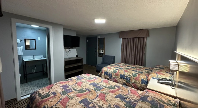 Четырёхместный номер Economy Rodeway Inn & Suites Walhalla