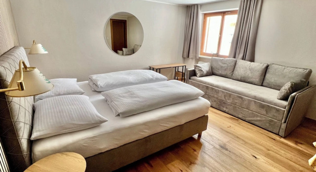 Трёхместный номер Comfort c 1 комнатой с видом на горы Haus Schrofenstein