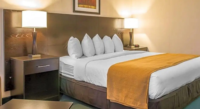 Двухместный люкс Business Quality Inn & Suites Escanaba North
