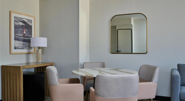 Полулюкс с 2 комнатами Hotel Zessa Orange County Airport, a DoubleTree by Hilton