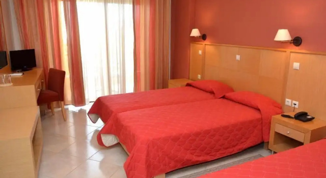 Трёхместный номер Standard с балконом Evia Hotel & Suites