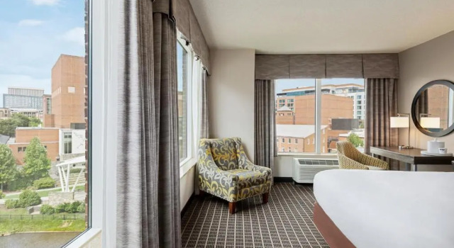 Номер Standard с видом на реку Hampton Inn & Suites Greenville-Downtown-Riverplace