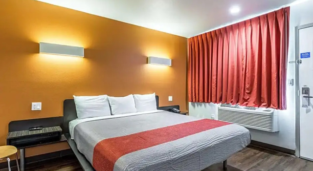 Двухместный люкс с балконом Pacific Inn