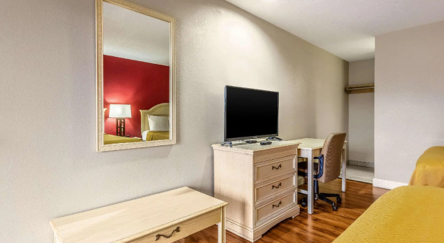 Четырёхместный номер Standard Econo Lodge Berea