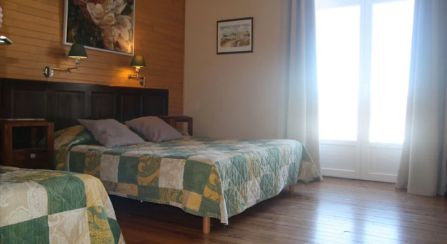 Hôtel Le Grillon, Book Hotel Hoteller i Ax-les-Thermes med parkering, Parkering