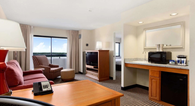 Четырёхместный люкс с 2 комнатами Hilton Suites Chicago/Oakbrook Terrace