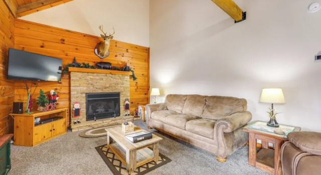 Коттедж Family Log Cabin w/ Mtn Views, 2 Mi to Tube World!