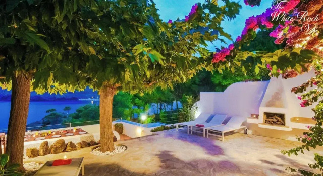 White Rock Villa With Breathtaking Views and Pool, Забронировать Вилла Отели Колеров с парковкой, Парковка