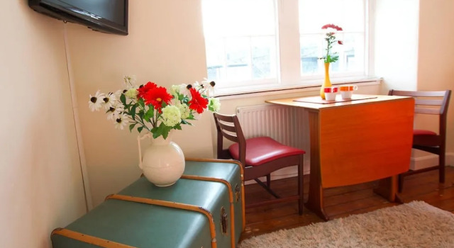 JOIVY Bright New Town 2 bed Apt - 5 Mins to Princes St, Забронировать Отель Новый город Эдинбург, рядом с Национальный музей Шотландии