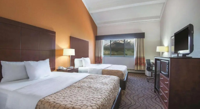 Четырёхместный номер Deluxe Mountain Valley Inn & Suites