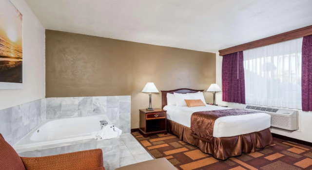 Двухместный люкс Days Inn & Suites by Wyndham Lodi