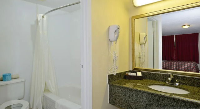 Четырёхместный номер Standard Angus Inn Motel