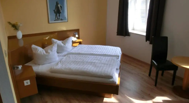 Трёхместный номер Standard Hotel Schweizer Hof