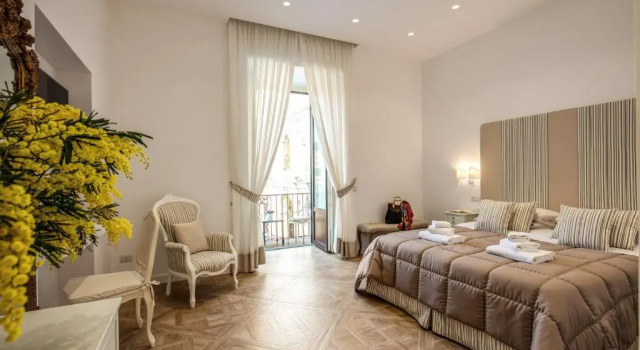 Двухместный номер Standard с балконом Sorrento Square Suites