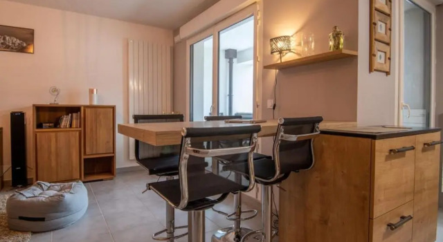 Apartment with balcony near downtown, Забронировать Апартаменты/квартира Кран-Жеврие Озеро Анси