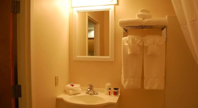 Четырёхместный люкс Deluxe с 2 комнатами Microtel Inn & Suites by Wyndham Plattsburgh