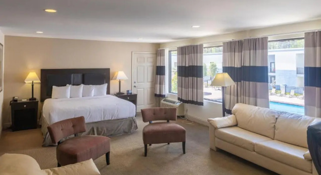 Двухместный люкс Deluxe Cottonwood Suites Savannah Hotel & Conference Center