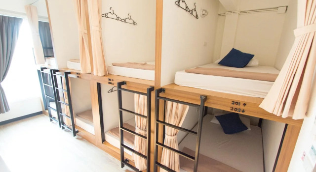 Pier 49 Hostel, Забронировать Хостел Отели Бангкока с парковкой, рядом с Торговый комплекс Эмпориум, Парковка