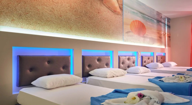 Четырёхместный номер Standard с балконом Savvas Hotel
