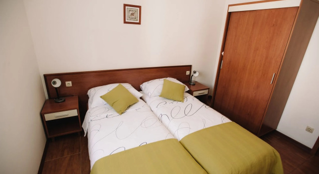 Malo More Resort, Забронировать Вилла Отели в центре Арбания, в центре