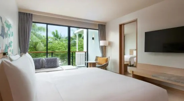 Люкс с 2 комнатами с балконом и с видом на сад Le Méridien Phuket Mai Khao Beach Resort