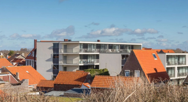 Romantic Coastal Retreat With Scenic Balcony, Book Apartment Zoutelande 