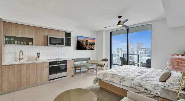 Двухместный люкс Luxury с балконом и с видом на город Luxury Downtown Condos with City Views