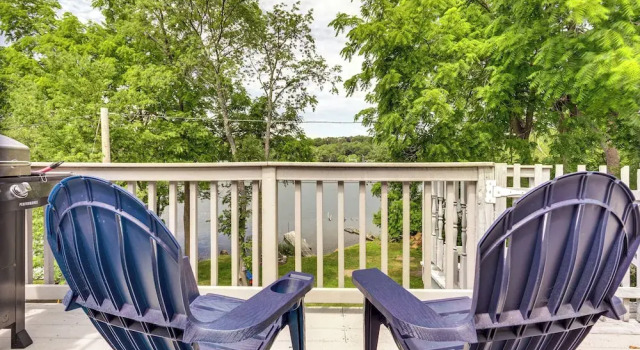 Коттедж Lakefront Cottage 2 Mi to Palladium in Worcester!