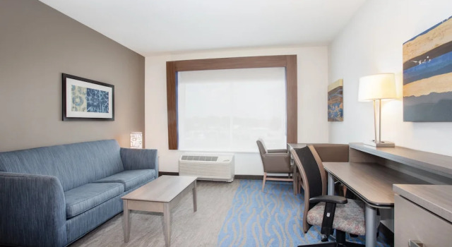Четырёхместный люкс Holiday Inn Express & Suites Great Bend by IHG