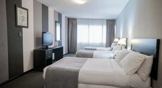 Четырёхместный семейный номер Standard Plaza Real Suites Hotel