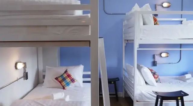 Кровать в общем номере Luck Esan Loft