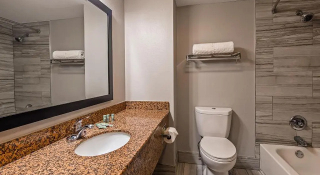 Четырёхместный номер Standard Best Western Inn Florence