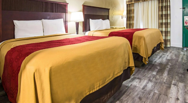 Четырёхместный номер Standard Econo Lodge Inn & Suites Macon North