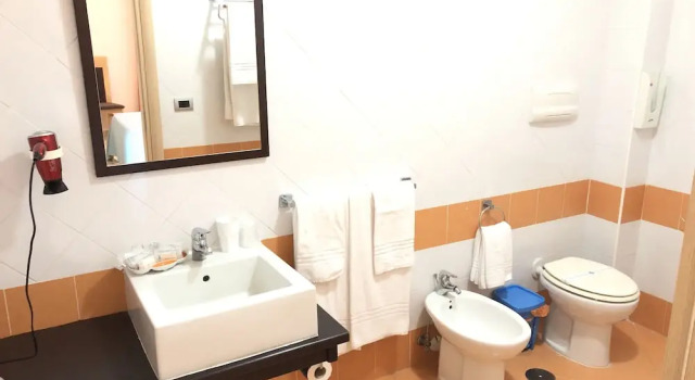 Четырёхместный номер Standard с балконом Hotel The Queen