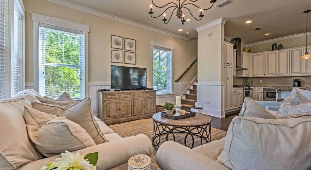 Beach Oasis w/ Pool Access, ~ 1 Mi to Shore!