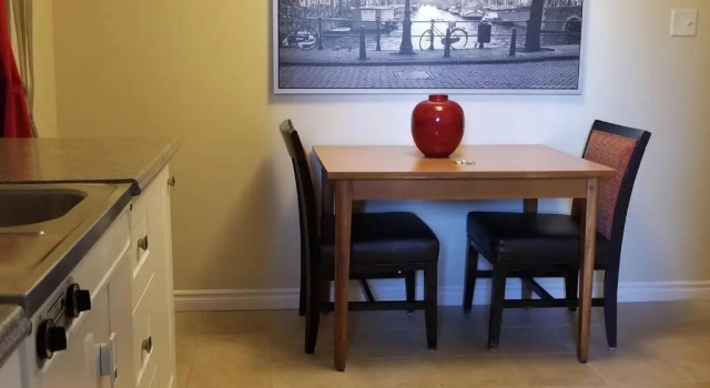 1-Bedroom Cozy Sweet #22 by Amazing Property Rentals, Rezerwuj Hotel Hotele w Outaouais z parkingiem, Parking