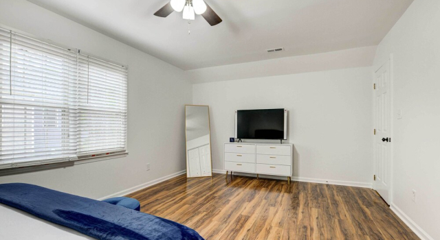 Апартаменты Contemporary Townhome ~ 7 Mi to Dtwn Raleigh