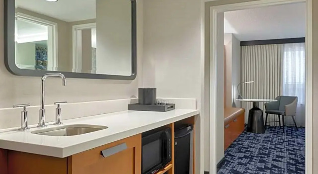 Двухместный люкс Corner с 2 комнатами Embassy Suites by Hilton Washington DC Convention Center