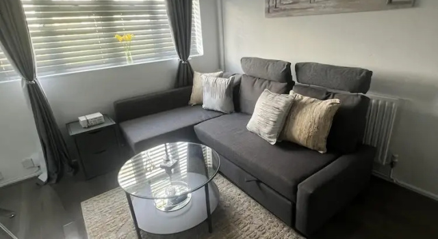 Serene Escape Cosy Apartment in Wolverhampton, Varaa Huoneisto Asunnot kohteessa Merseyside, Huoneisto