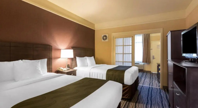Четырёхместный люкс c 1 комнатой Ramada Suites by Wyndham San Diego Hotel Circle Area