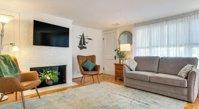 Walk to Craigville Beach: Cape Cod Gem w/ Patio, Book Feriehus Centerville Cape Cod