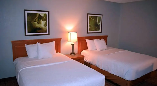 Четырёхместный номер Deluxe AmericInn by Wyndham Glendale Milwaukee
