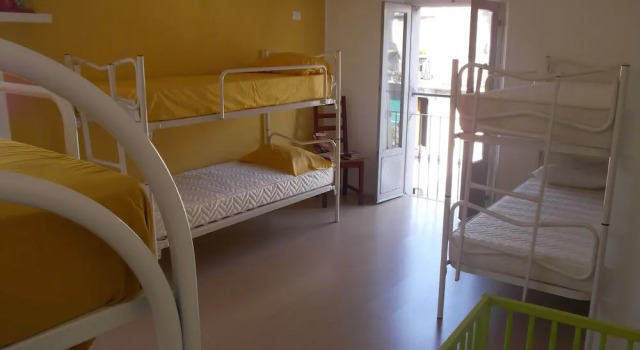 Кровать в общем номере с балконом Gogol'Ostello & Caftè Letterario - Hostel
