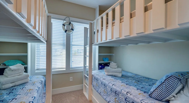 Lakefront Carolina Beach Townhome w/ 3 Balconies!, Забронировать Отель Отели Каролина-бич с парковкой, рядом с Пляж Каролина, Парковка