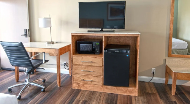 Четырёхместный номер Standard с балконом и с видом на бассейн Lake Cumberland State Resort Park