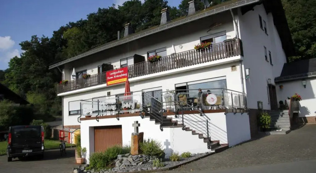 Landgasthaus Zum Kreuzberg, Varaa Hotelli Hotellit ja majoitukset kohteessa Vulkan Eifel, Hotelli
